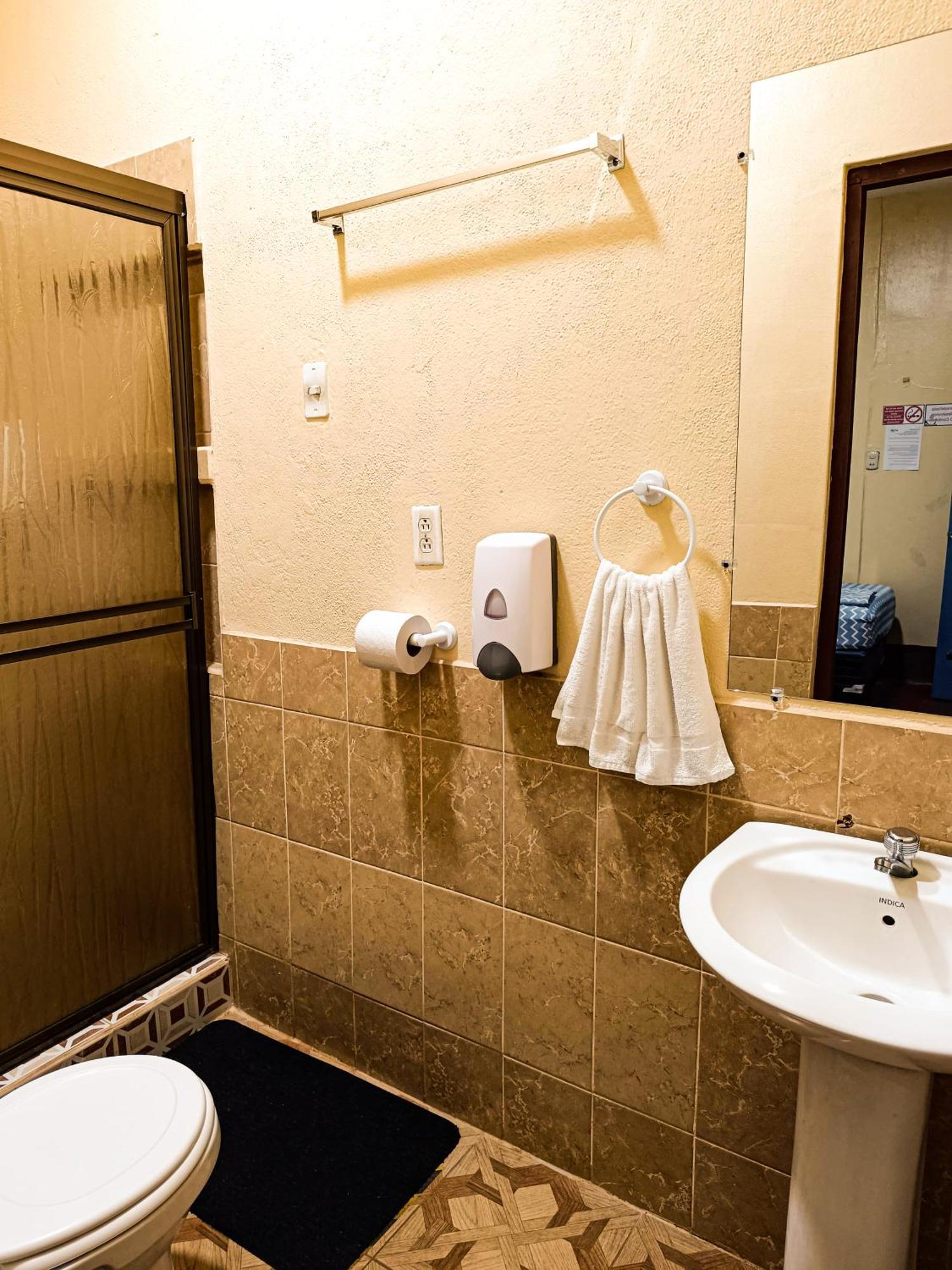 Hostal El Rio León Zewnętrze zdjęcie