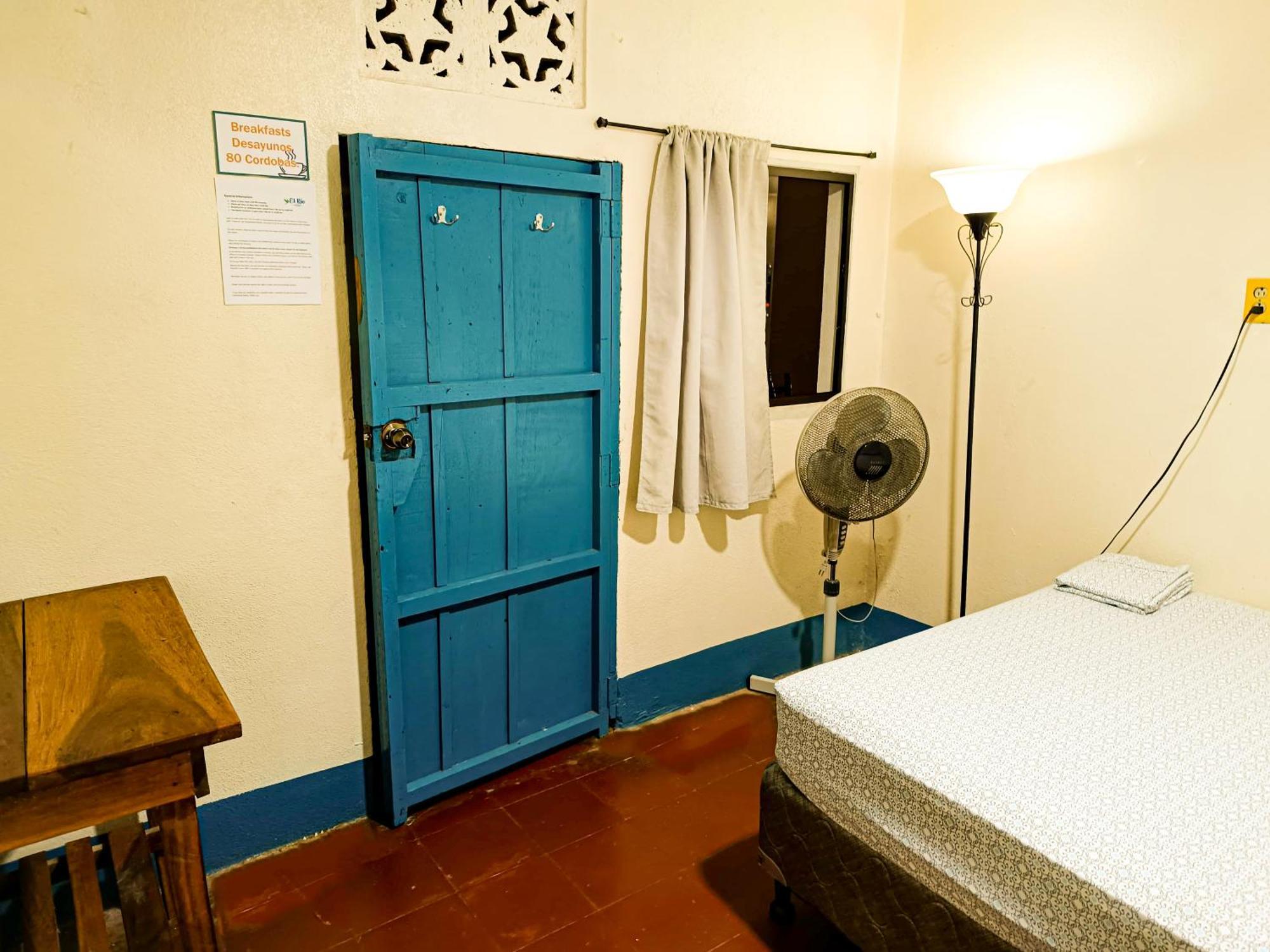 Hostal El Rio León Zewnętrze zdjęcie