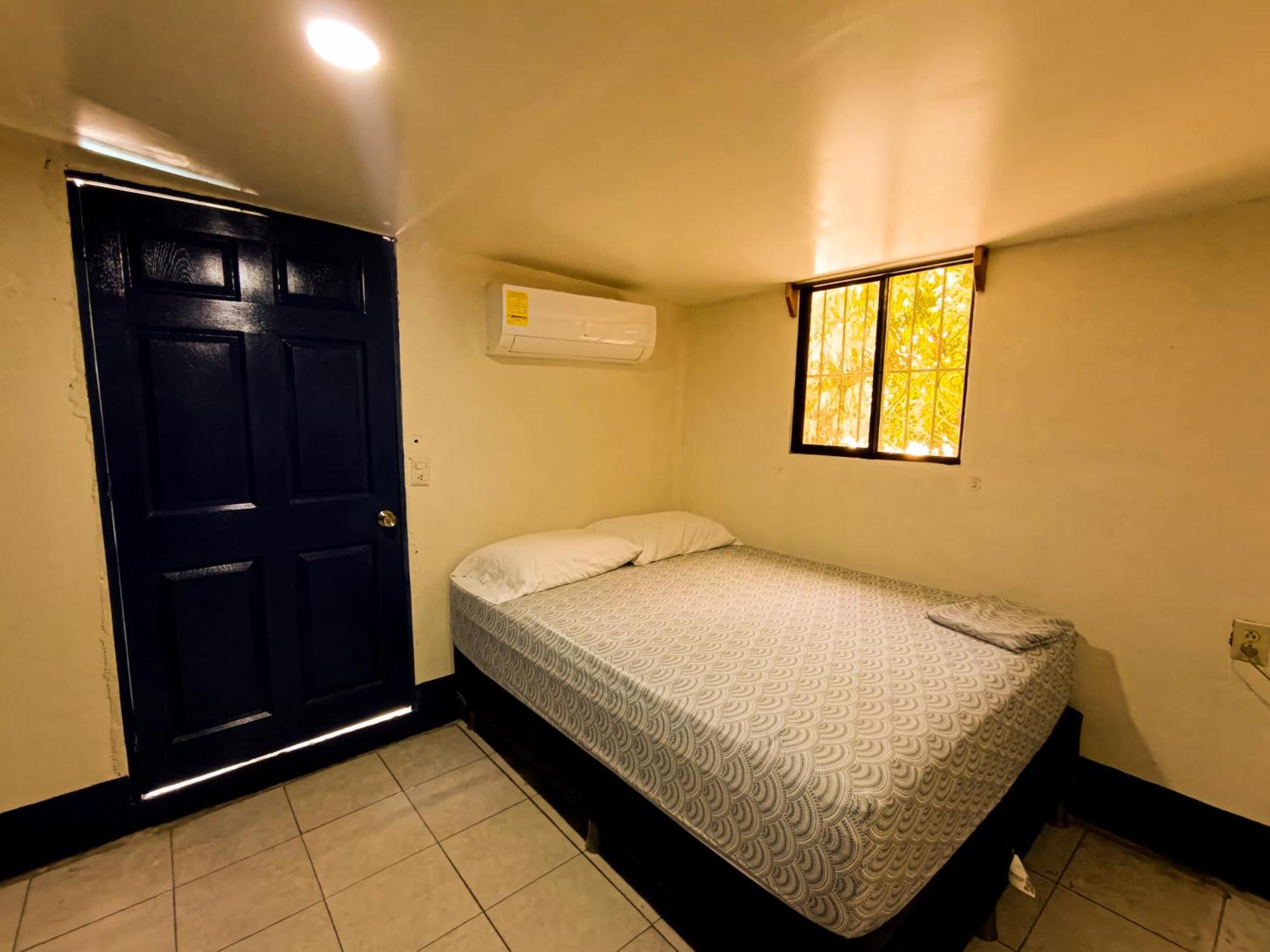Hostal El Rio León Zewnętrze zdjęcie