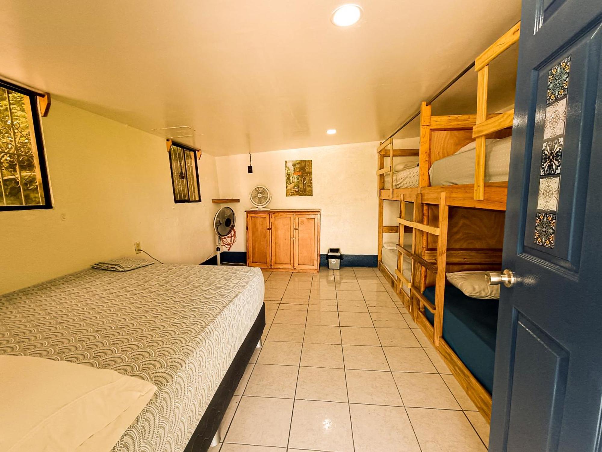 Hostal El Rio León Zewnętrze zdjęcie