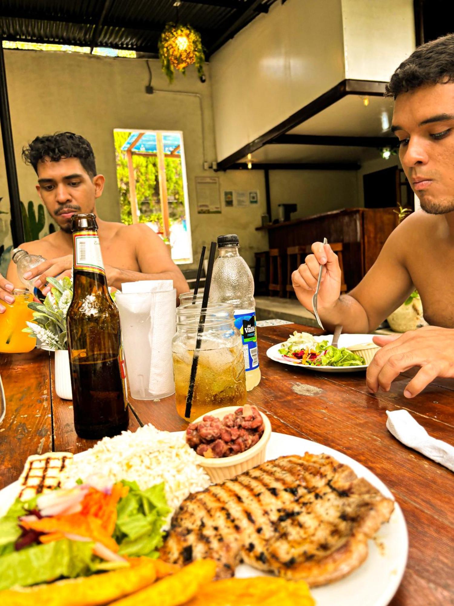 Hostal El Rio León Zewnętrze zdjęcie